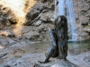 De Nixe uit de sage, onder de waterval